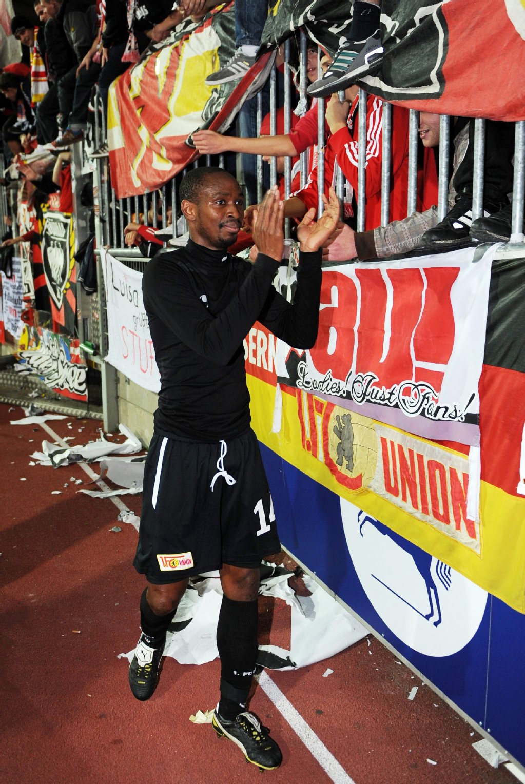 Patrick Zoundi freute sich über den Applaus der Fans nach seinem Tor in Braunschweig.