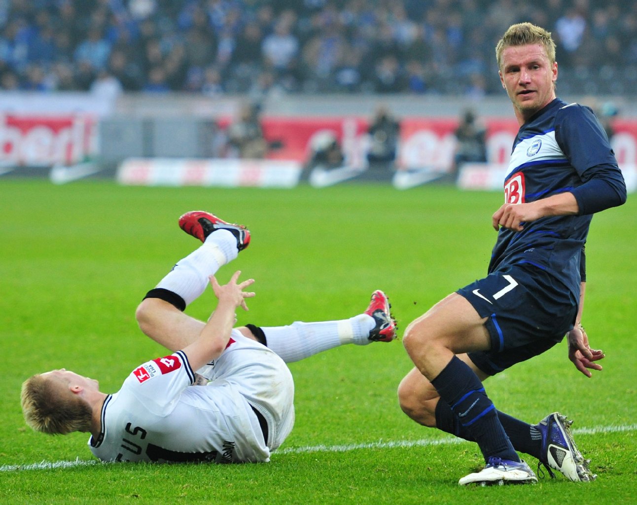 Aua, das tat weh! Maik Franz grätschte Gladbachs Marco Reus an der Mittellinie um.