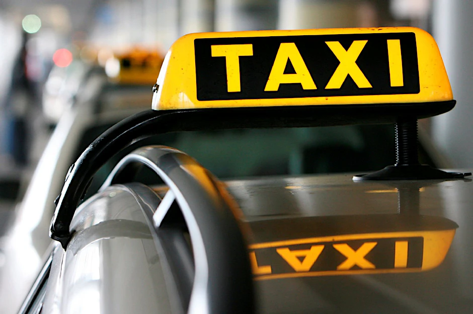 Zu welchen Bedingungen fahren die Taxis am Großflughafen BER? Knapp ein halbes Jahr vor Eröffnung ist noch keine Lösung in Sicht.