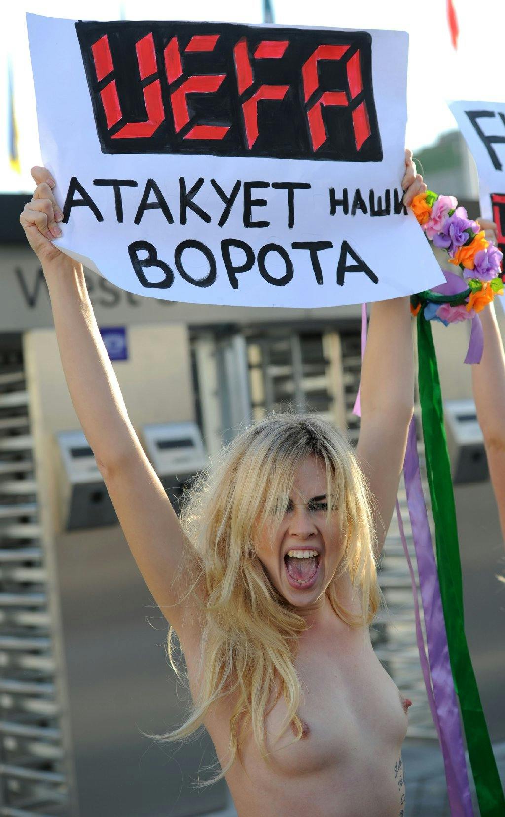 Wenige Stunden vor der Gruppenauslosung für die Fußball-Europameisterschaft 2012 hat die Frauen-Organisation Femen mit einer Protestaktion auf das Problem Prostitution hingewiesen.