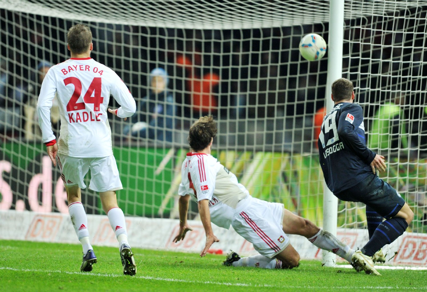 Schöner jubeln mit Pierre-Michel Lasogga. Er traf gegen seine Ex-Vereine Leverkusen,...