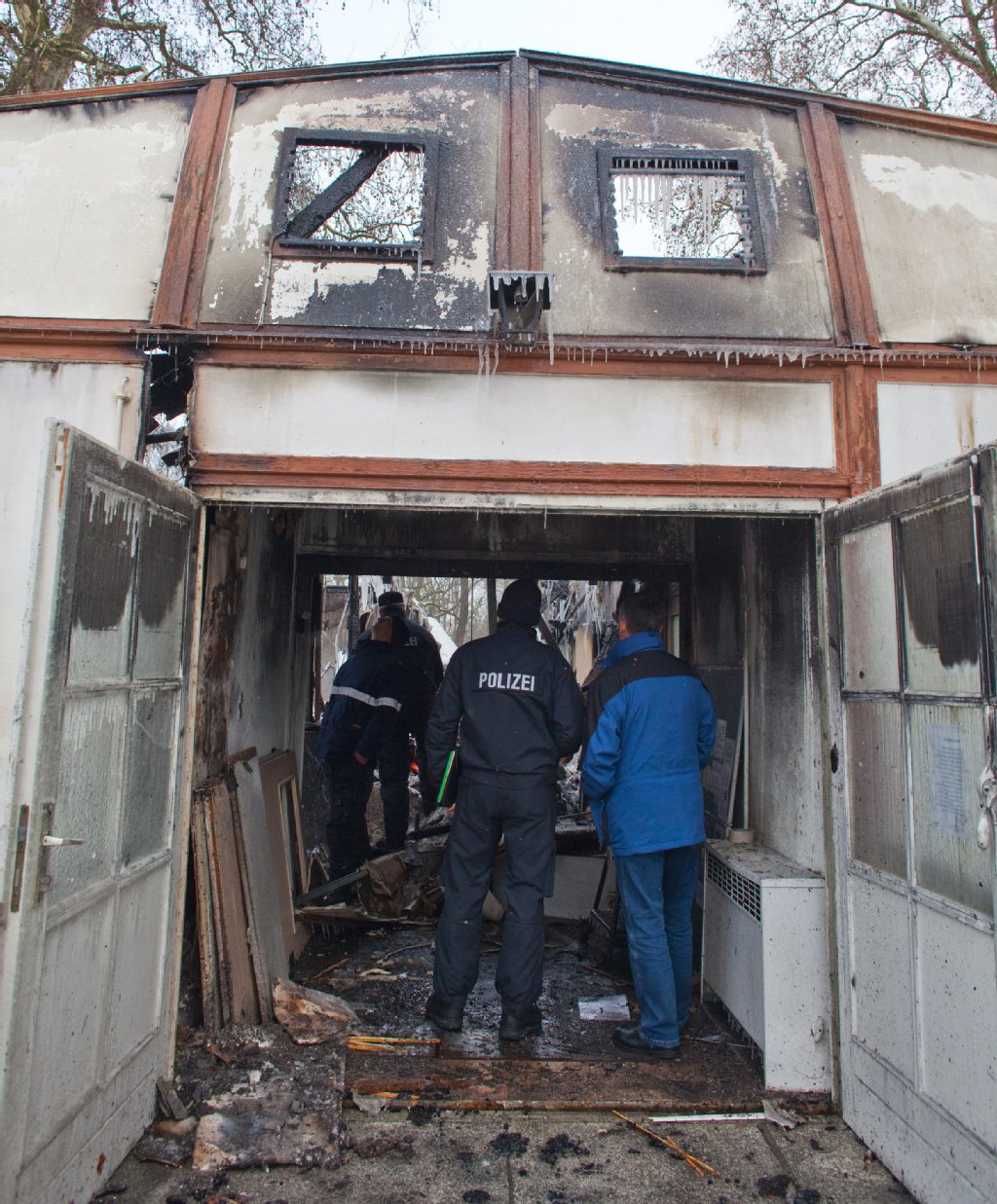Beamte der Kriminalpolizei untersuchen das abgebrannte «Haus der Demokratie»
