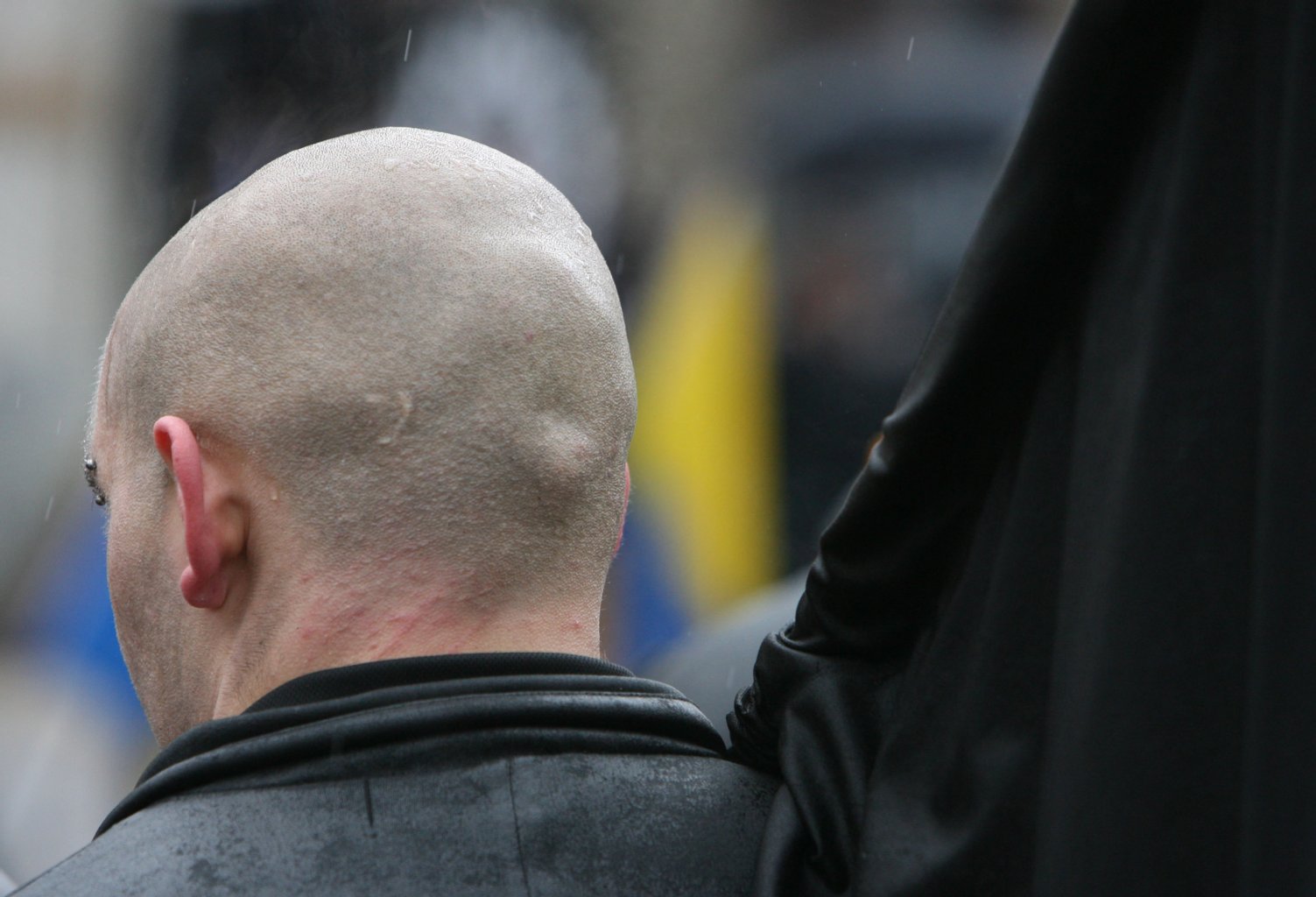 Ein Teilnehmer der Neonazi-Demonstration im brandenburgischen Halbe