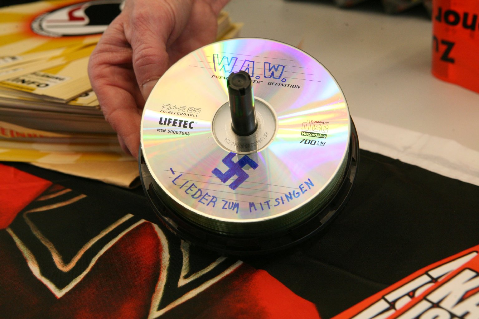 Beschlagnahmte CDs mit Hakenkreuzen