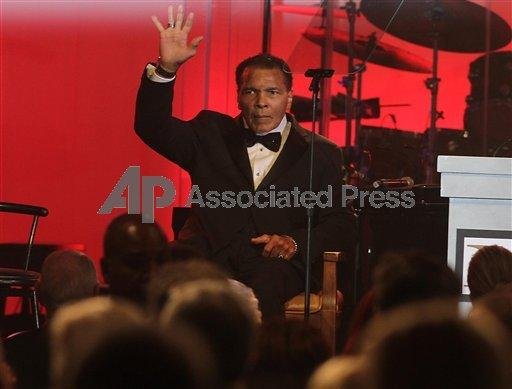 2011: Gruß an die Fans bei der Celebrity Fight Night XVII.