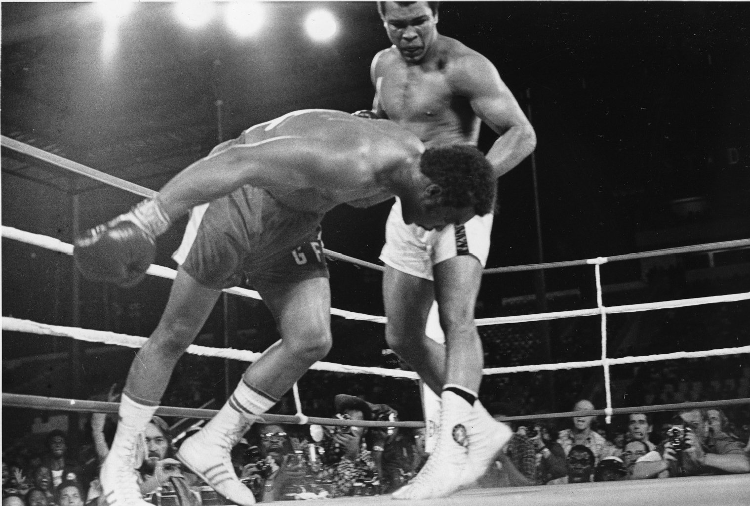 1974: Einer seiner größten Siege. Nach dem K.o. gegen George Forman beim "Rumble in the Jungle" in Kinshasa erobert Ali als zweiter Schwergewichtsprofi nach Floyd Patterson den WM-Titel zurück.