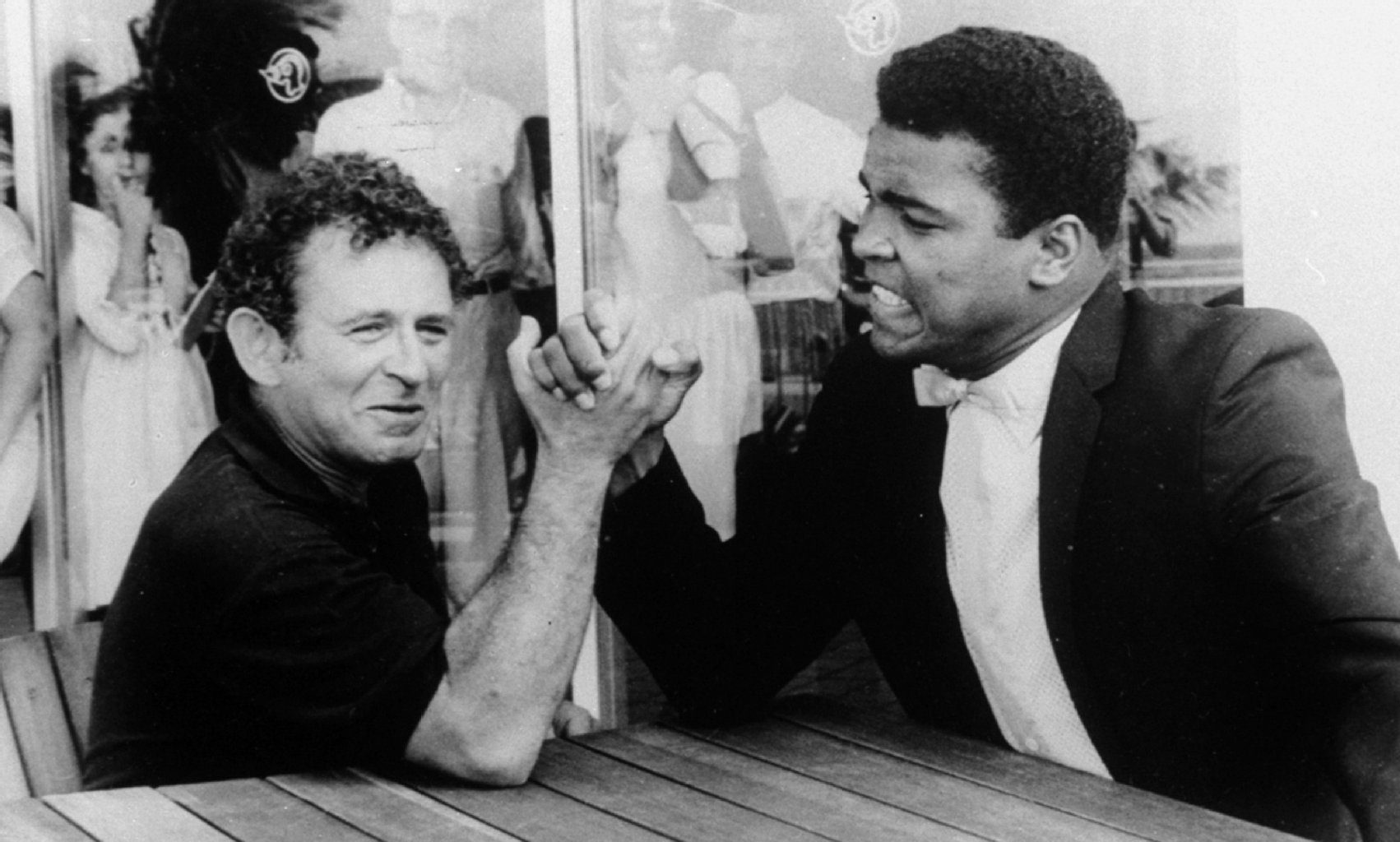 1965: Ali im Armdrücken gegen Schriftsteller Norman Mailer.
