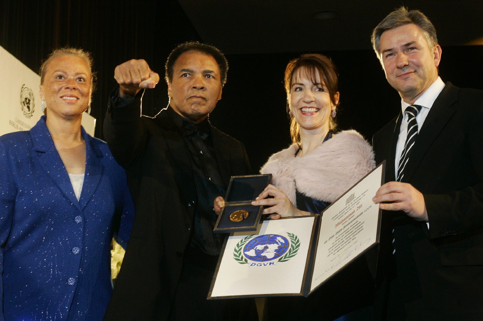 2005: Berlins Regierender Bürgermeister Klaus Wowereit verleiht Ali die Otto-Hahn-Friedensmedaille.