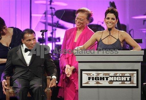 2011: Halle Berry ehrt Ali bei der Celebrity Fight Night XVII.