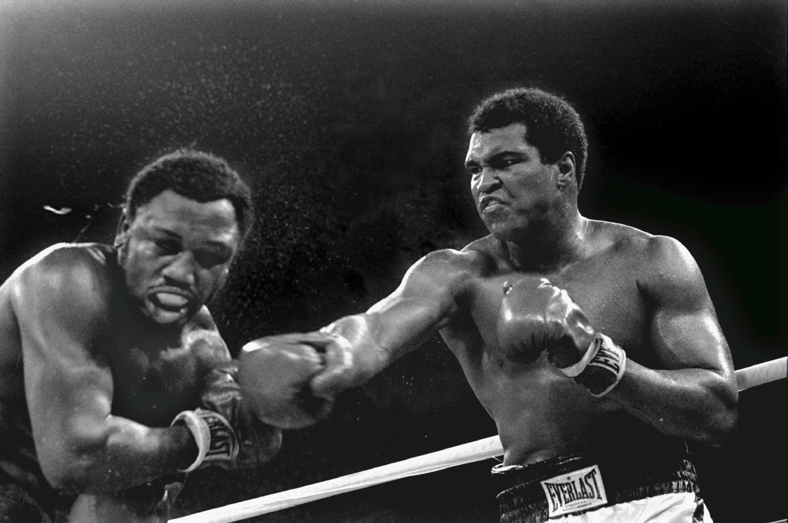 1975: Ein hart umkämpfter Sieg gegen seinen erbittersten Gegner Smokin' Joe Frazier im "Thrilla in Manila".