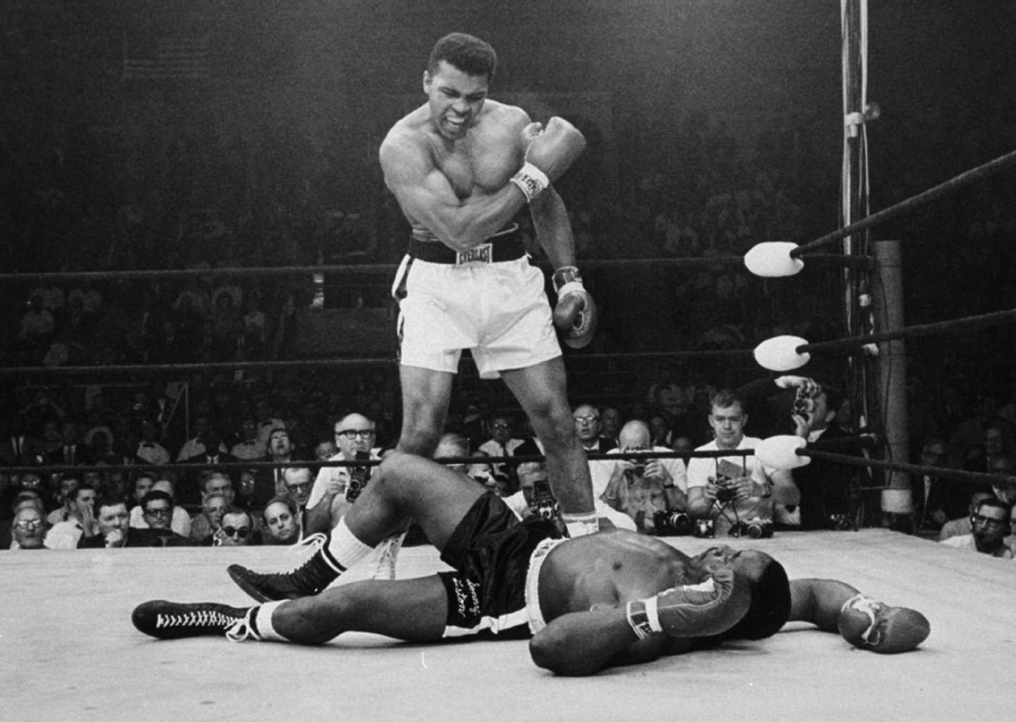 1964: Zum ersten Mal wird Muhammad Ali Weltmeister aller Klassen nach dem K.o.-Sieg gegen Sonny Liston.