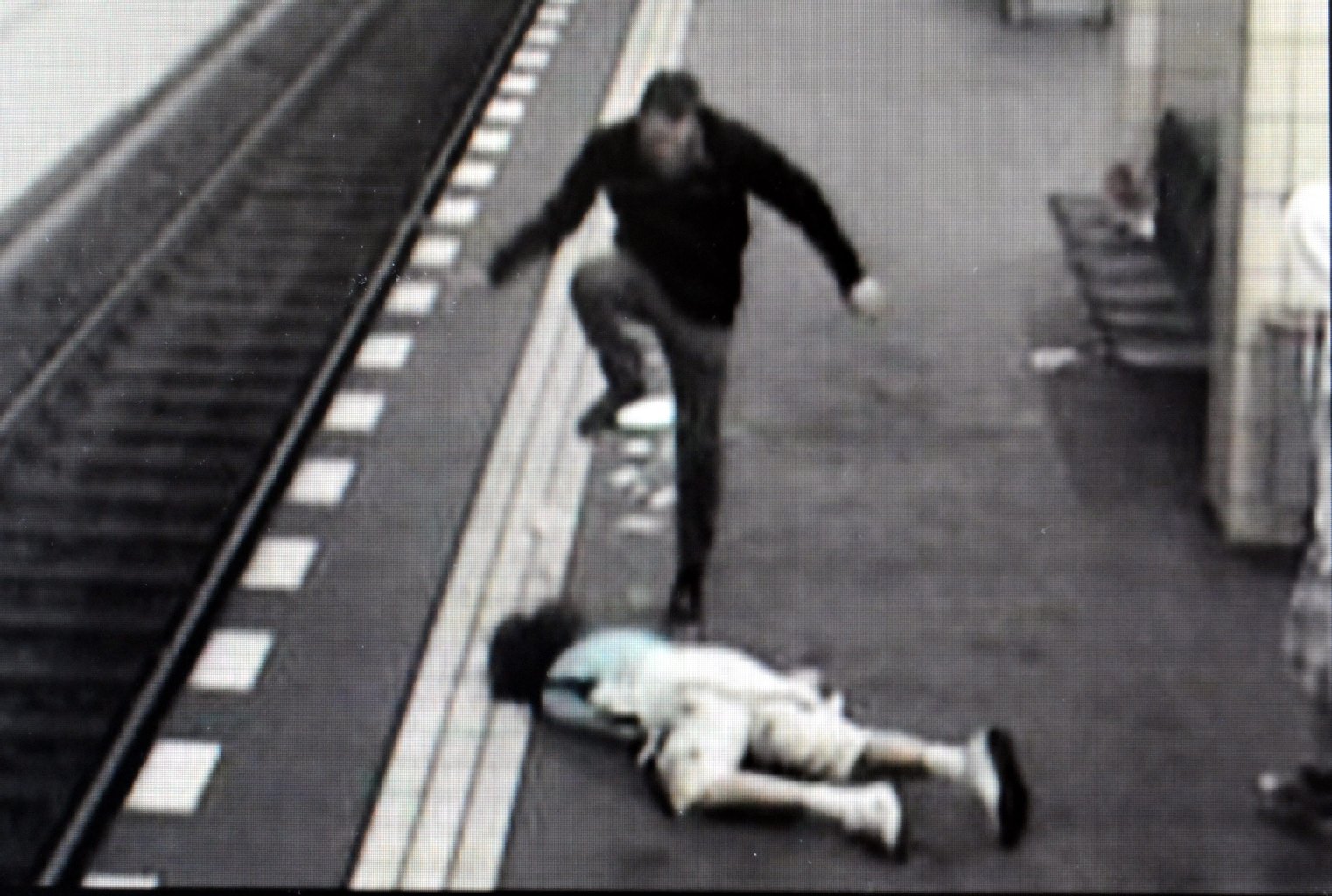 Brutal tritt Torben P. (18) Ostern auf Pascal P. (29) ein.