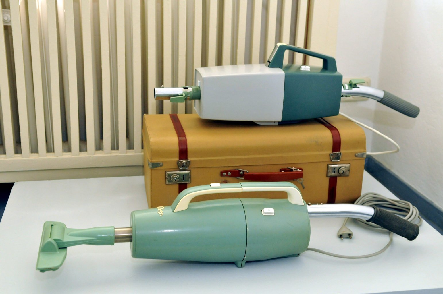Staubsauger aus den 50er- bis 70er-Jahren sind in der DDR-Ausstellung zu bestaunen.