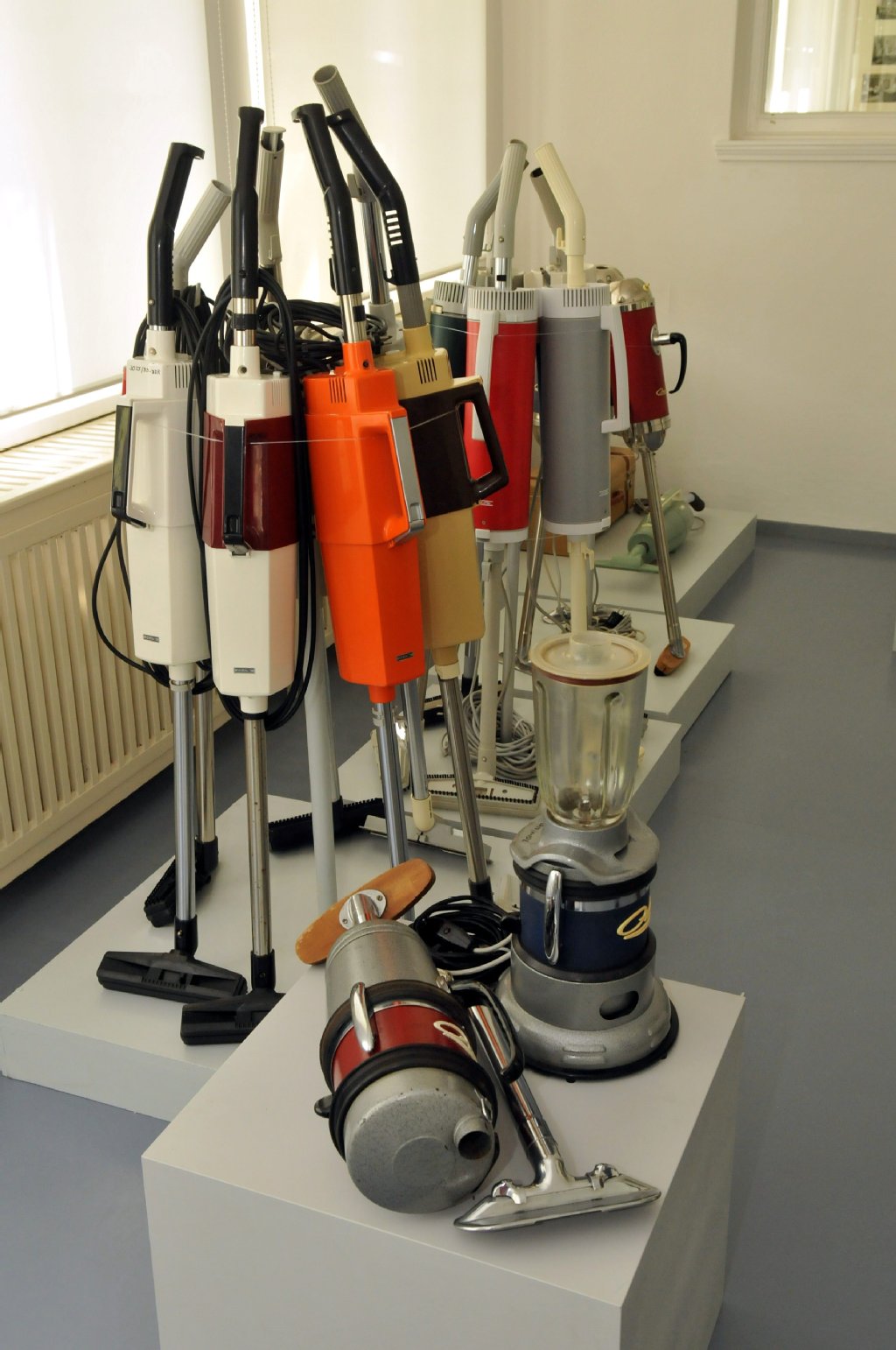 Staubsauger aus den 50er- bis 70er-Jahren sind in der DDR-Ausstellung zu bestaunen.
