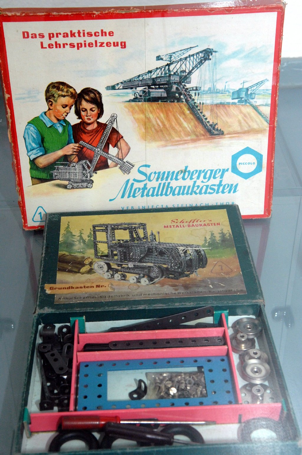 Der Sonneberger Metallbaukasten „Piccolo“ wurde ab 1967 im VEB Injecta Steinach in Thüringen hergestellt.