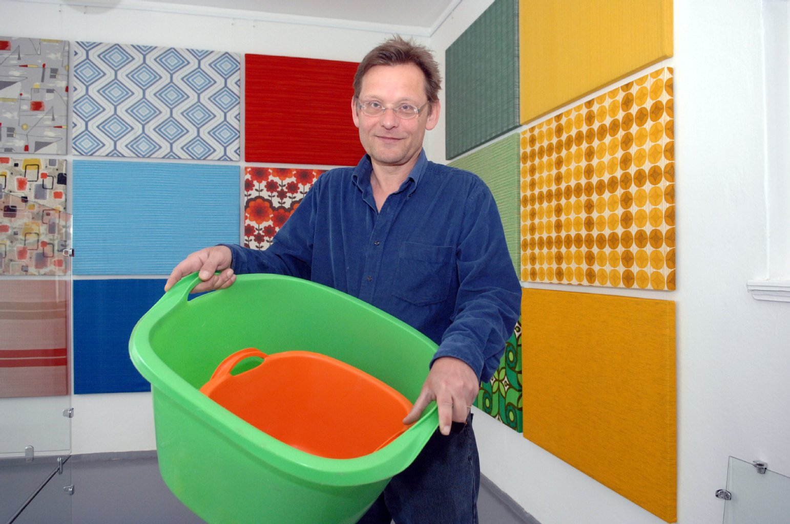 Museums-Chef Andreas Ludwig mit Plaste-Wannen.