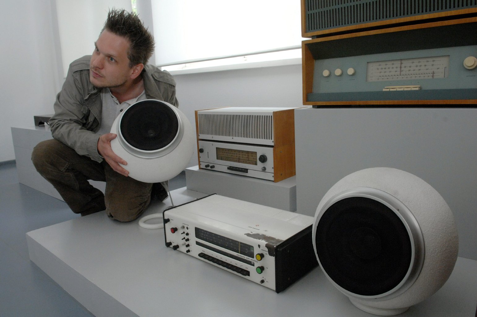 Reporter Mike Wilms an der DDR-Stereo-Anlage.