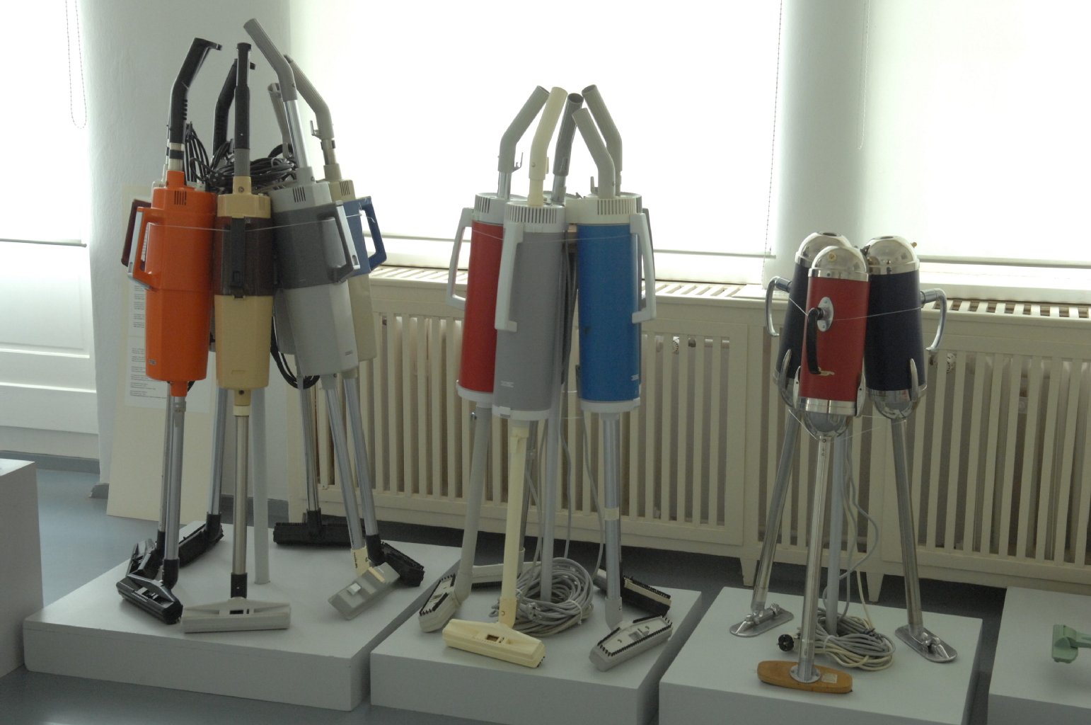 Staubsauger aus den 50er- bis 70er-Jahren sind in der DDR-Ausstellung zu bestaunen.