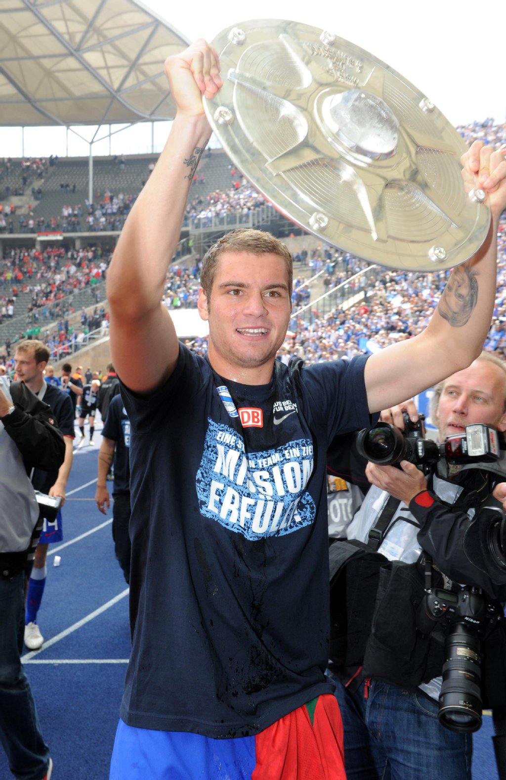 Das ist die Felge! Pierre-Michel Lasogga zeigt sie voller Stolz.