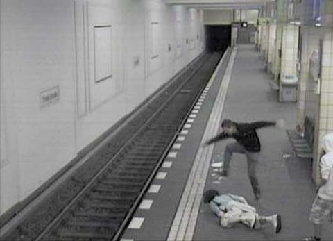 Hier tritt Torben P. zu! Ohne Gnade, immer wieder auf den Kopf des Opfers. Nach eigenen Aussagen war er „betrunken und auf Stunk aus“.