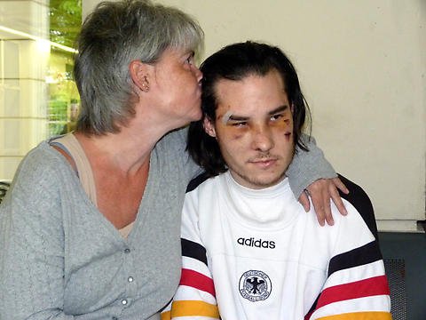 Immer wieder hat sich Carmen P. das Tat-Video angesehen, küsst ihren Sohn. „Wie kann es sein, dass solche Täter wieder nach Hause dürfen, ein Steuersünder dagegen eingesperrt wird.“