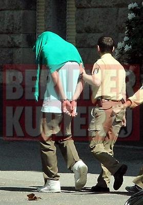 Hier wird Torben P. von der Polizei abgeführt.