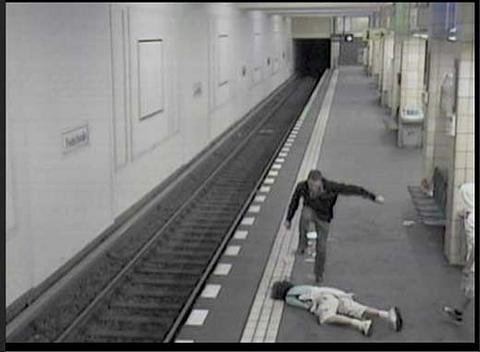 Hier sehen Sie die Bilder von dem unfassbaren Gewalttat im Berliner Bahnhof Friedrichstraße.