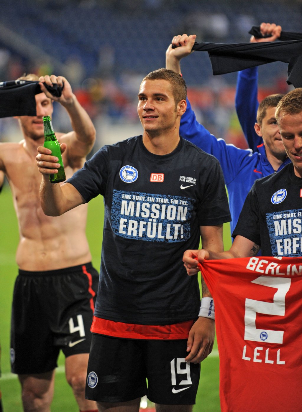 Ein Bierchen durfte sich Pierre-Michel Lasogga nach geglückter Aufstiegs-Mission schon gönnen.