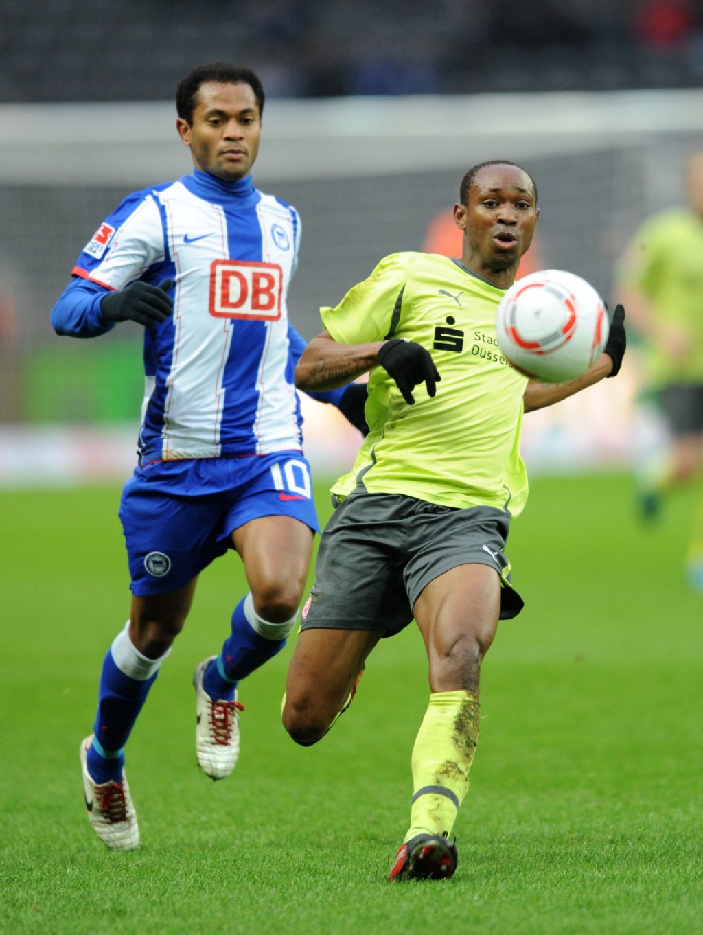 Patrick Zoundi (re.) hier im Zweikampf mit dem Herthaner Raffael.