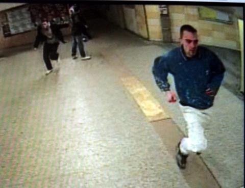 Diese Tat veränderte sein Leben: Marcel auf der Flucht vor den brutalen Schlägern im U-Bahnhof Lichtenberg. An diese Szene kann sich das Opfer vage erinnern.