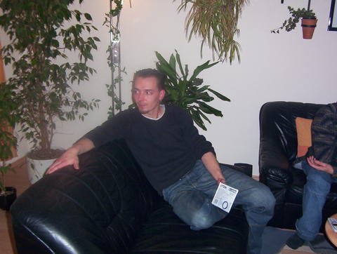 Ein Bild aus glücklichen Zeiten. Mirco sitzt entspannt auf der Couch bei seiner Schwester Kerstin van P. In kleiner Runde feierten sie gemeinsam ihren Geburtstag.