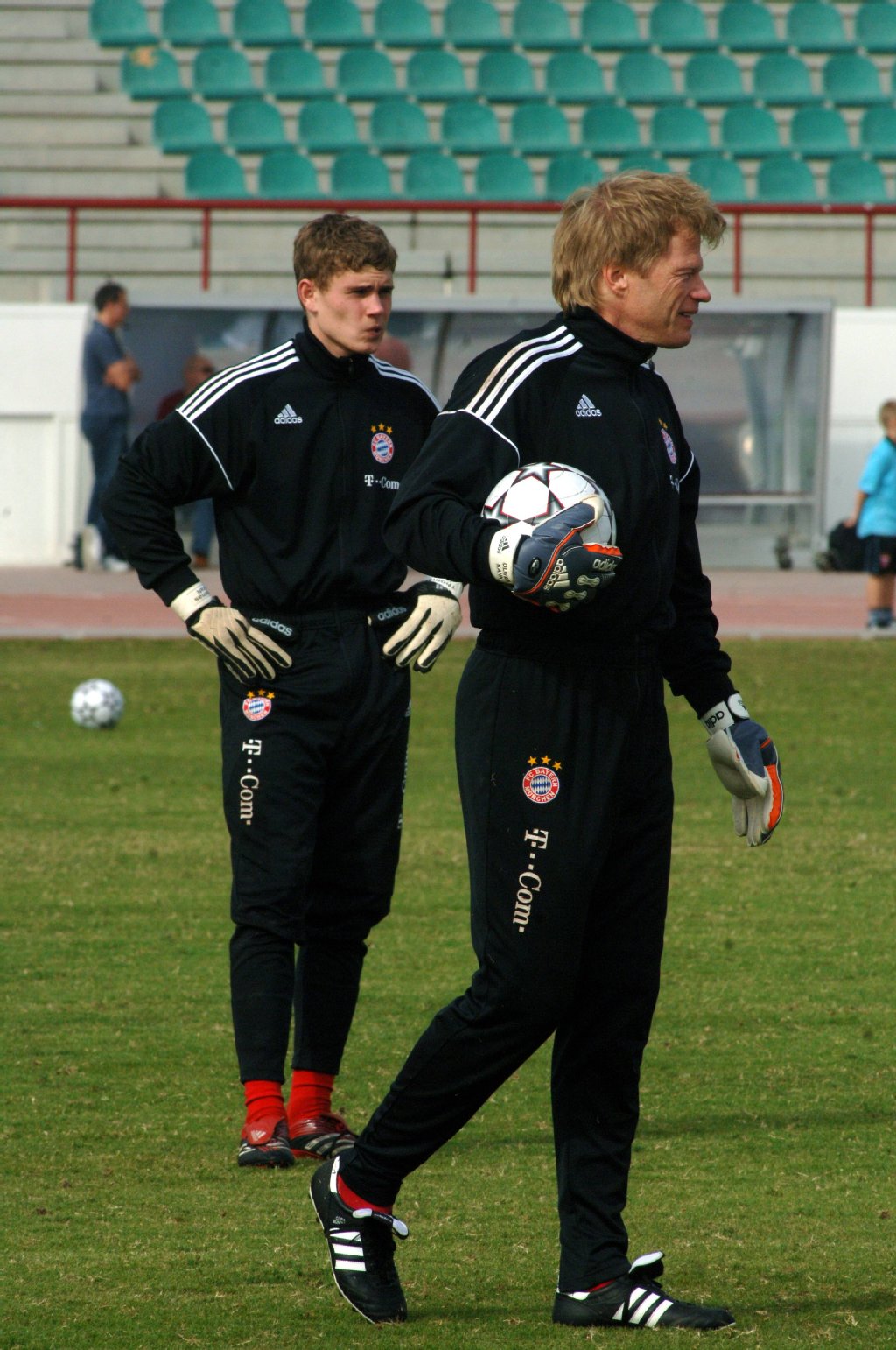 Im Training konnte er sich auch schon vieles vom Torwart-Titan Olli Kahn abschauen und lernen.
