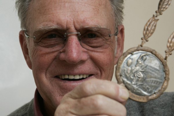 Gustav-Adolf Schur mit seiner Silbermedaille der Olympischen Spiele von 1960 in Rom
