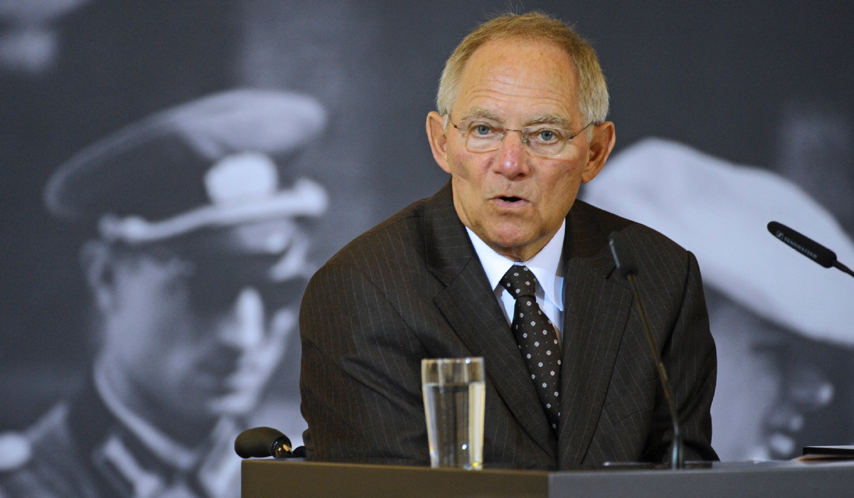 Bundesfinanzminister Wolfgang Schäuble (CDU) spricht in Berlin im Bundesfinanzministerium bei der Gedenkveranstaltung im Vorfeld des 50. Jahrestages des Baus der Berliner Mauer. Die Veranstaltung fand in dem Saal statt, in dem der ehemalige Vorsitzende des Staatsrates der DDR, Walter Ulbricht, am 15.06.1961 bei einer Pressekonferenz den Satz "Niemand hat die Absicht, eine Mauer zu errichten", sagte.