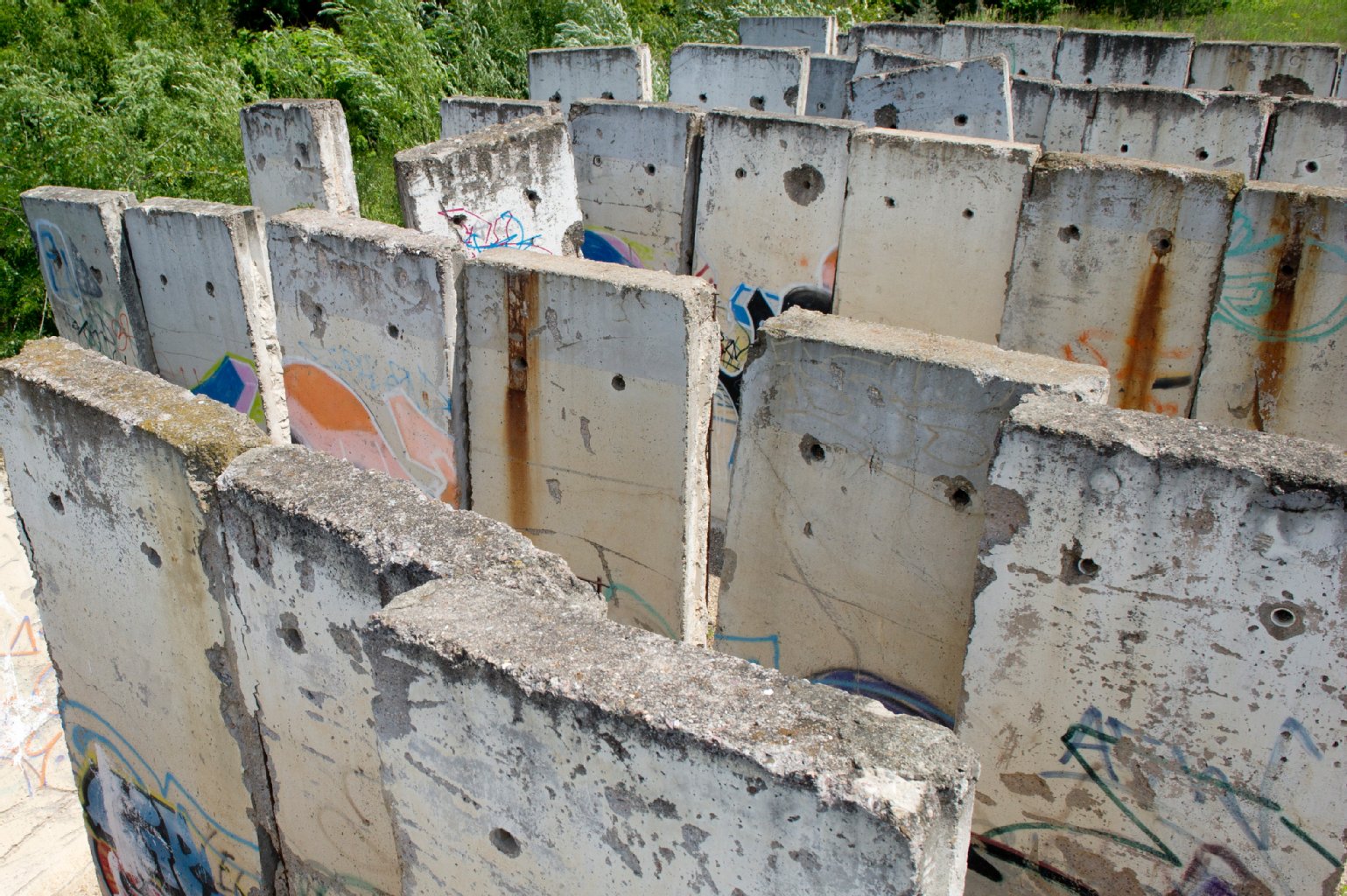 Segmente der Berliner Mauer stehen am Teltow Kanal nahe der brandenburgischen Stadt Kleinmachnow an der Berliner Stadtgrenze.