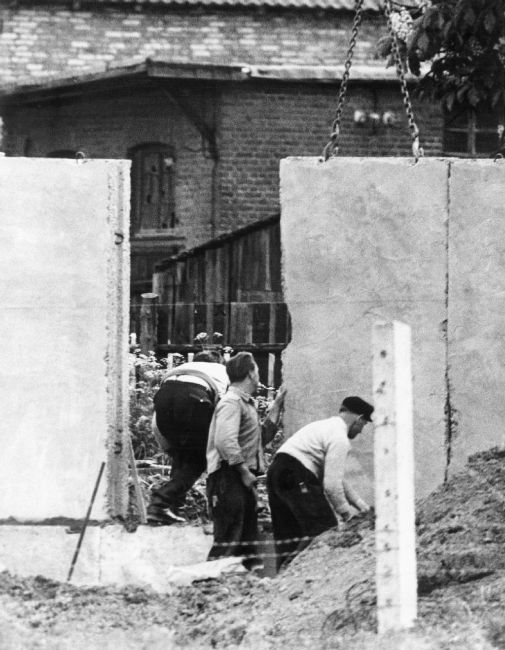 Bauarbeiter der DDR bei den letzten Arbeiten am Bau der Mauer in Vacha an der hessisch-thüringischen Grenze, aufgenommen am 03.06.1962.