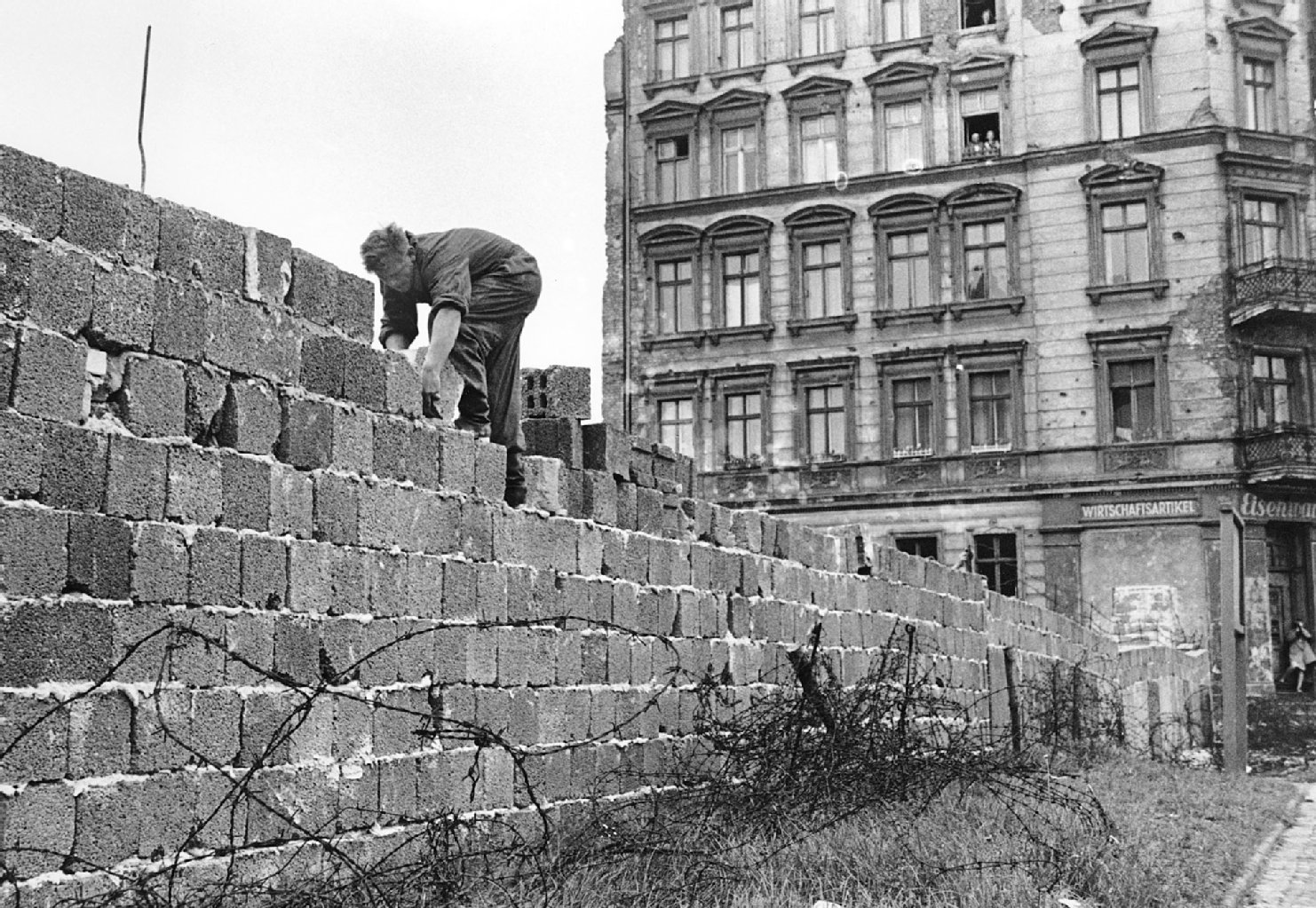Ein Ostberliner Polizist arbeitet an der Berliner Mauer.
