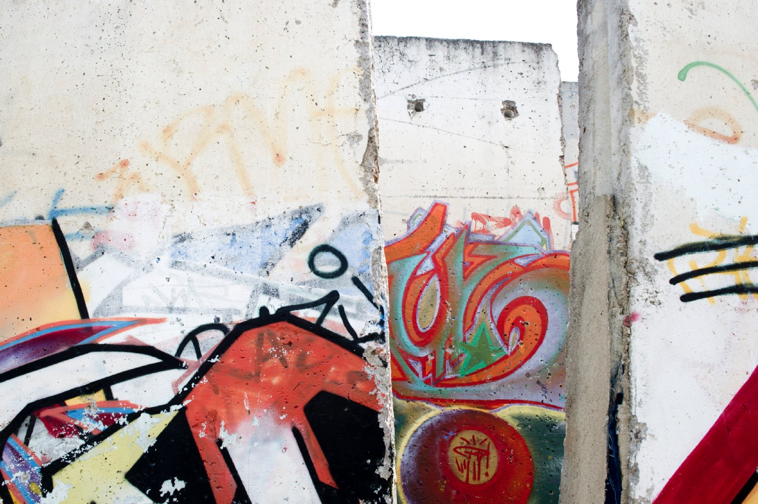 Segmente der Berliner Mauer stehen am Teltow Kanal nahe der brandenburgischen Stadt Kleinmachnow an der Berliner Stadtgrenze.