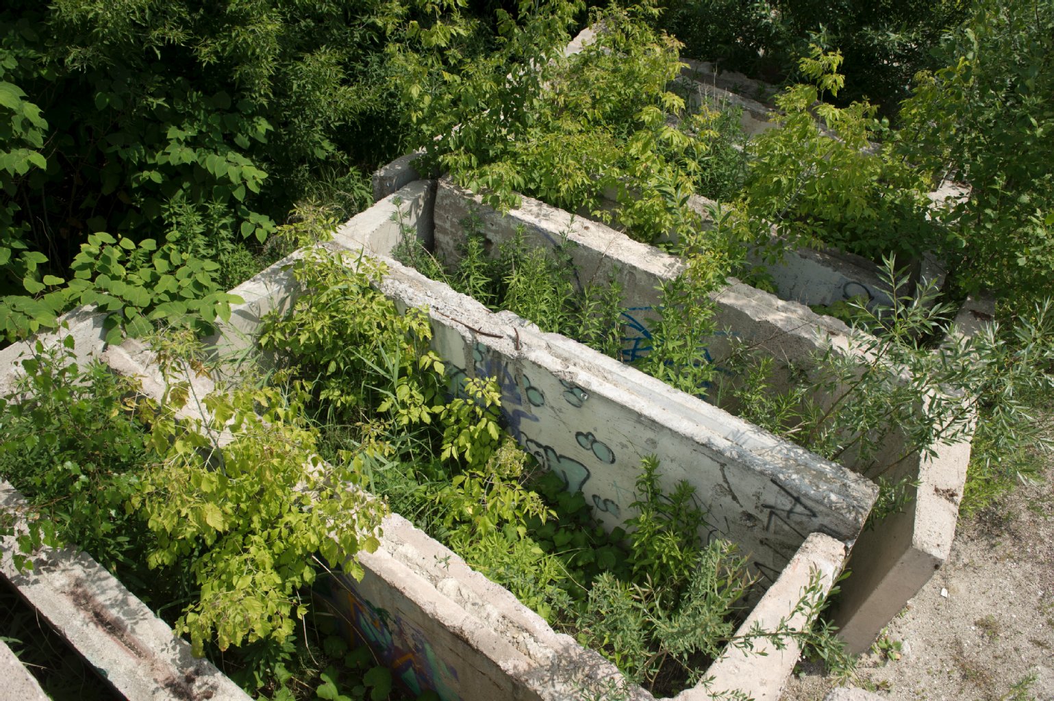 Segmente der Berliner Mauer stehen am Teltow Kanal nahe der brandenburgischen Stadt Kleinmachnow an der Berliner Stadtgrenze.