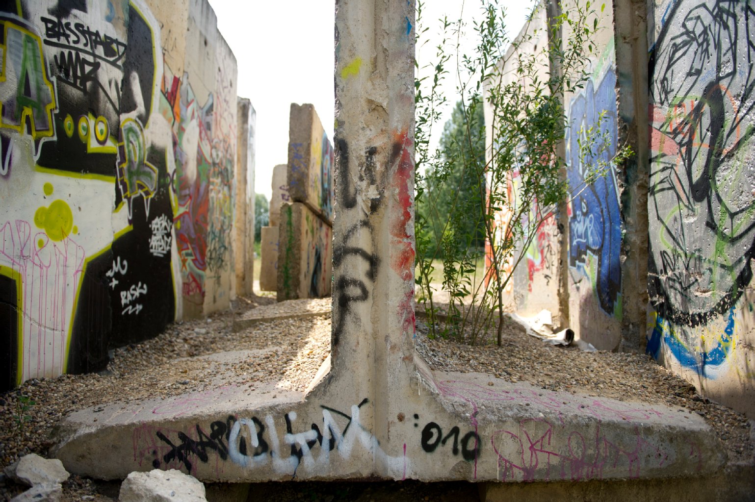Segmente der Berliner Mauer stehen am Teltow Kanal nahe der brandenburgischen Stadt Kleinmachnow an der Berliner Stadtgrenze.