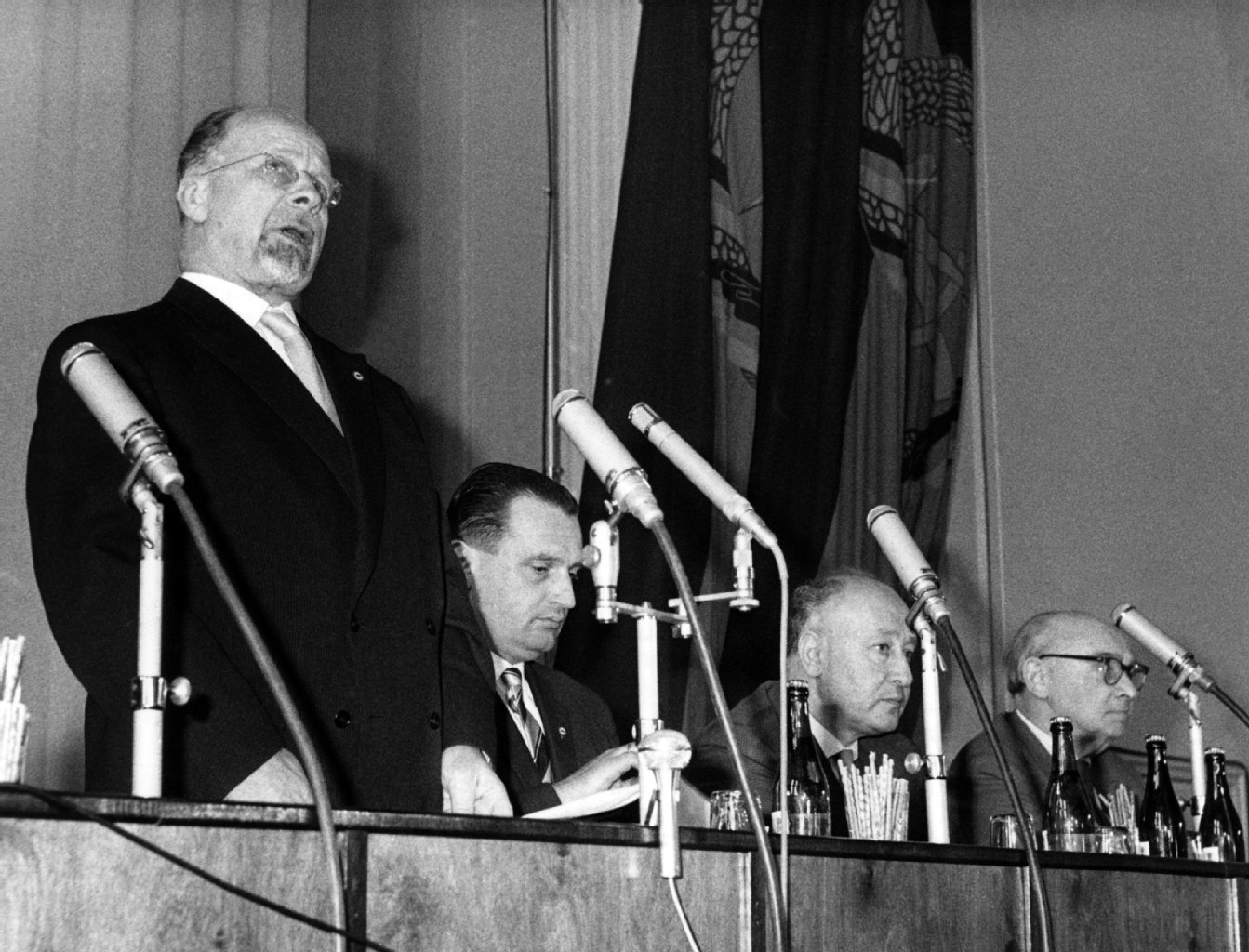 Der Staatsratsvorsitzende der DDR, Walter Ulbricht, auf der internationalen Pressekonferenz am 15.06.1961 im Haus der Ministerien in Ost-Berlin. Hier fiel sein berühmter Satz "Niemand hat die Absicht, eine Mauer zu errichten", der nur wenige Wochen später durch den Beginn des Mauerbaus am 13.08.1961 ad absurdum geführt wurde.
