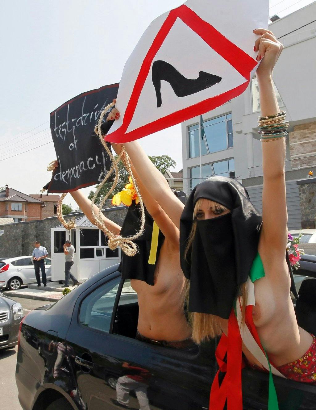 "Kamele für Männer, Autos für Frauen" fordern die ukrainischen Aktivisten FEMEN. So protestieren die Damen vor der saudi-arabischen Botschaft. Das Land verbietet Frauen das Autofahren.