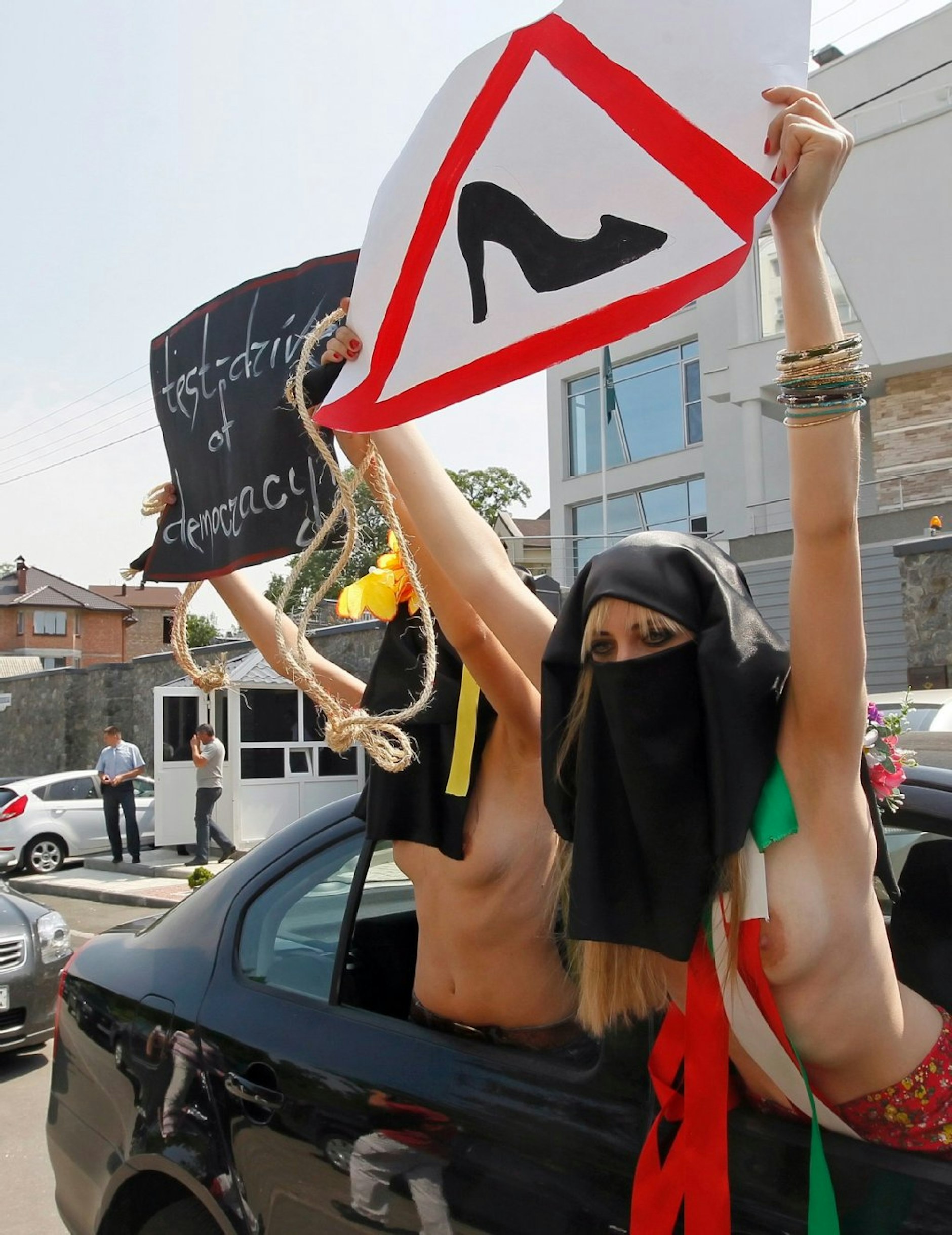"Kamele für Männer, Autos für Frauen" fordern die ukrainischen Aktivisten FEMEN. So protestieren die Damen vor der saudi-arabischen Botschaft. Das Land verbietet Frauen das Autofahren.