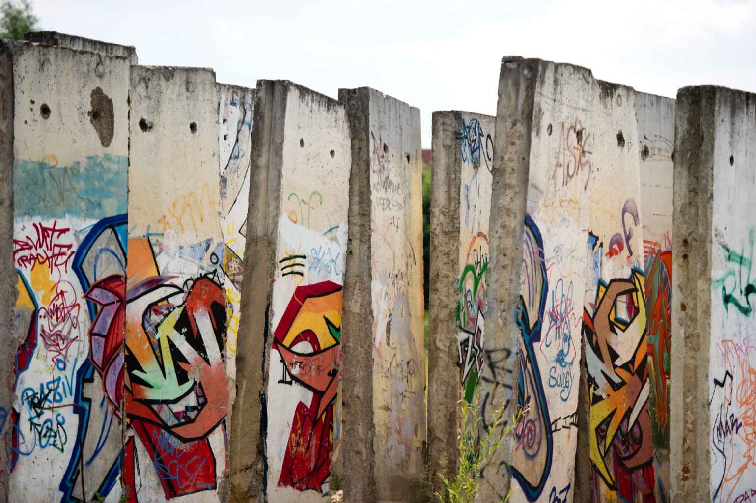 Segmente der Berliner Mauer stehen am Teltow Kanal nahe der brandenburgischen Stadt Kleinmachnow an der Berliner Stadtgrenze.