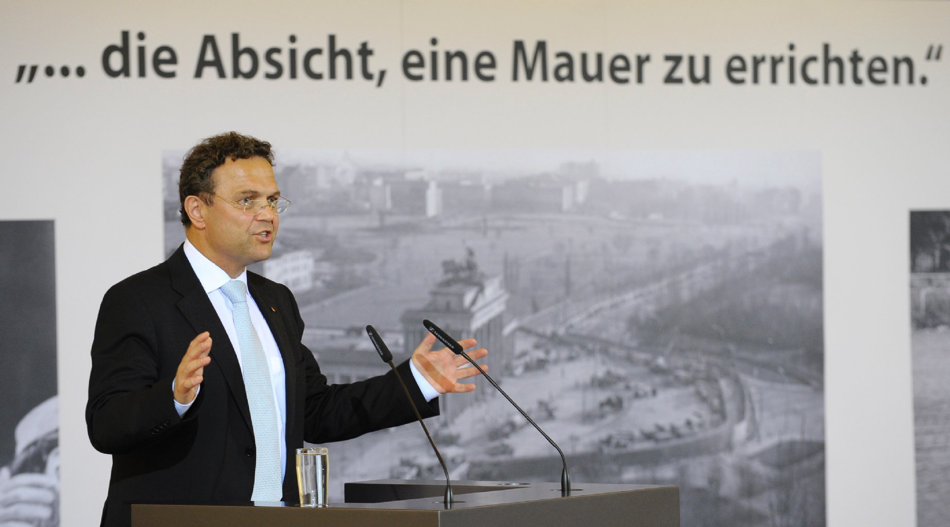 Bundesinnenminister Hans-Peter Friedrich (CSU) spricht in Berlin im Bundesfinanzministerium bei einer Gedenkveranstaltung im Vorfeld des 50. Jahrestages des Baus der Berliner Mauer.