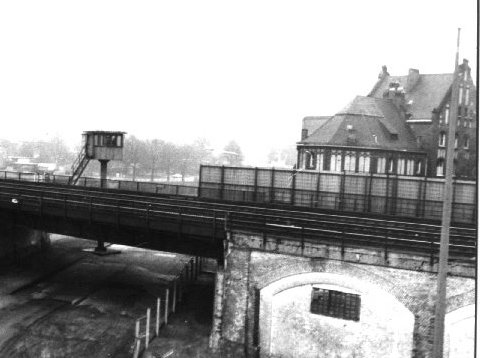 Auch neue Wachtürme waren geplant. Der Prototyp stand am S-Bahnhof Friedrichstraße.