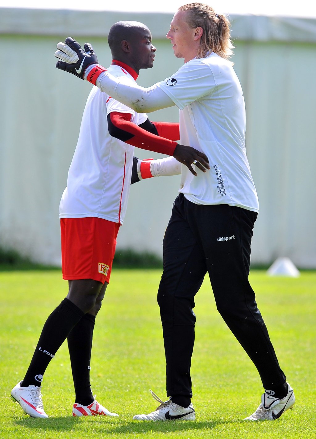 ...umarmen sich John Jairo Mosquera und Marcel Höttecke