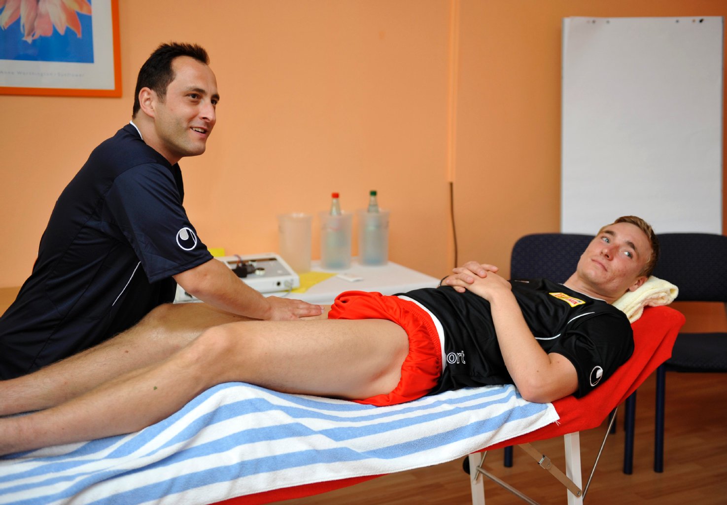 Christoph Menz lässt sich von Masseur Thomas Riedel ordentlich durchkneten.