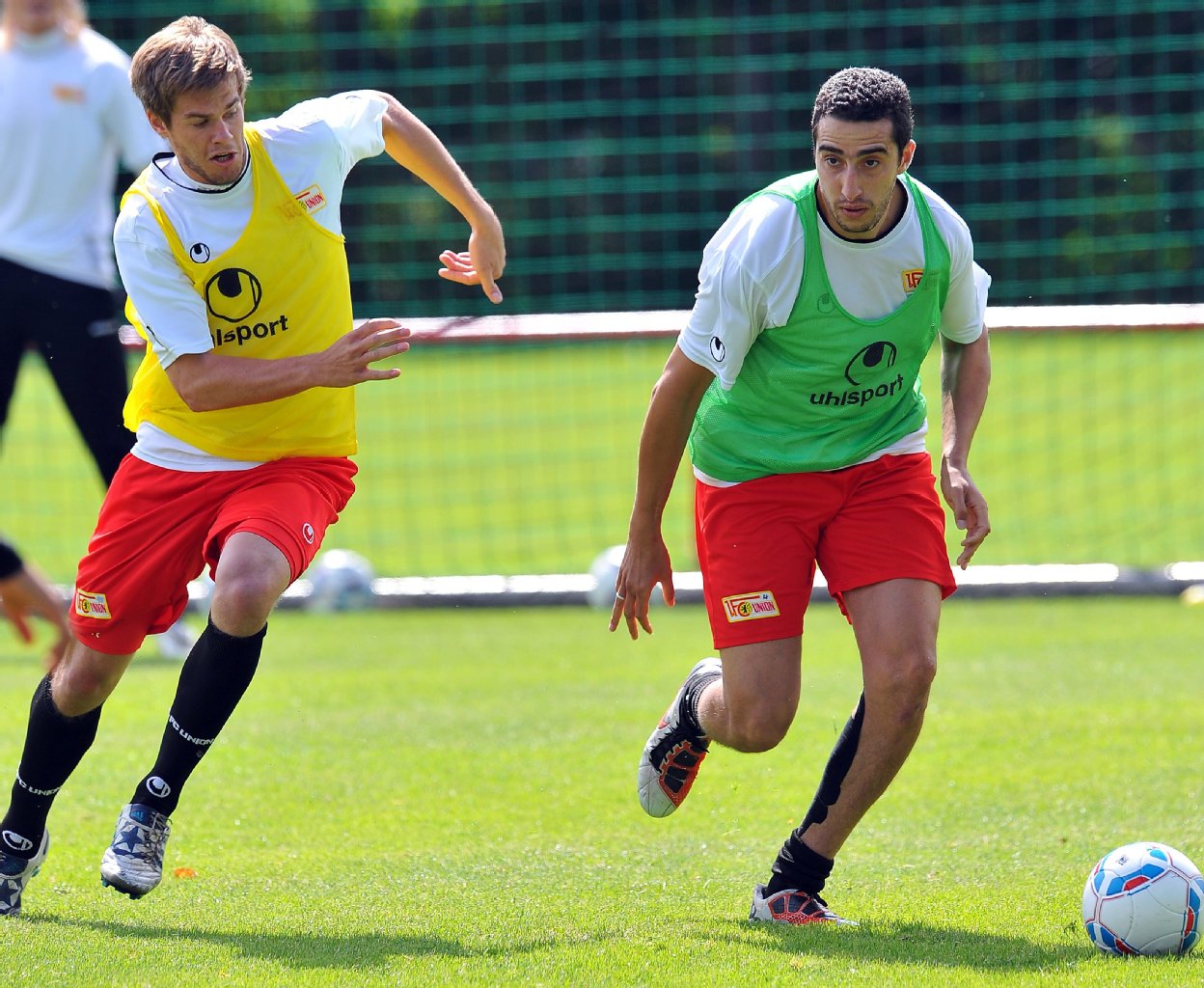 Voller Einsatz im Training: Simon Terodde gegen Ahmed Madouni