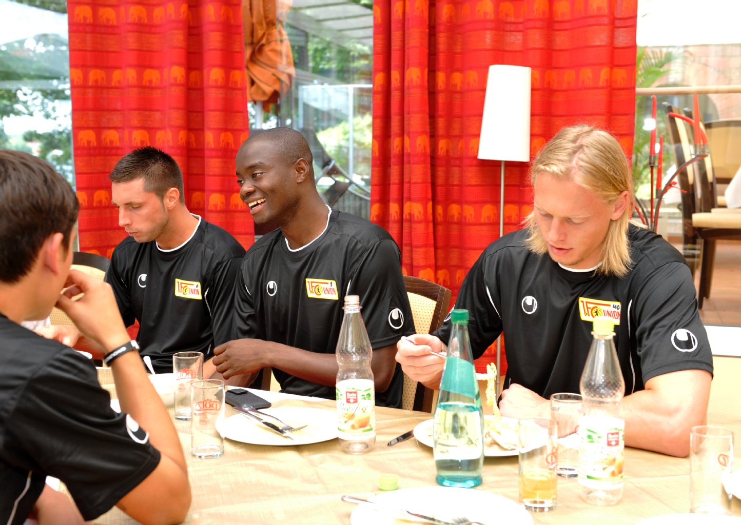John-Jairo Mosquera hat beim Mittagessen viel Spaß.